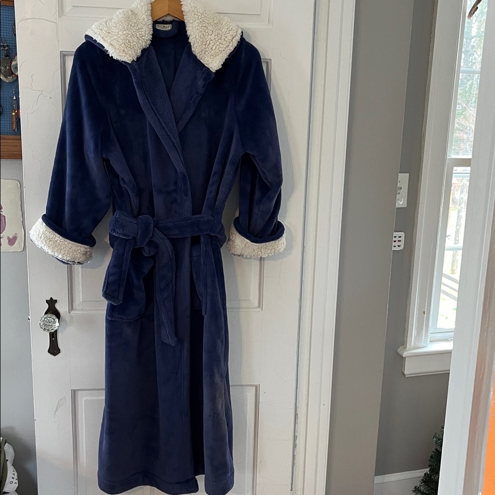 LL Beans Wicked Plush Navy Hooded Robe - Picture 2 of 6